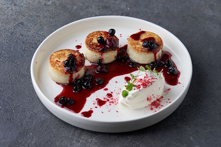 Воздушные сырники из творога с вареньем и сметаной