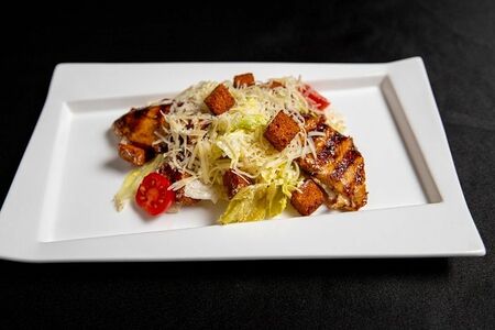 Салат Цезарь с курицей