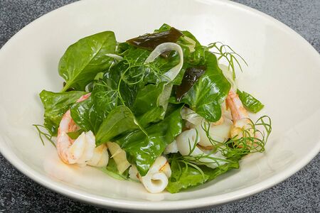 Салат с кальмаром