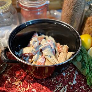 Тушеные конечности краба-стригуна в сливочном соусе