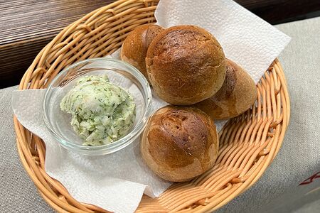 Горячие ржаные булочки со смальцем