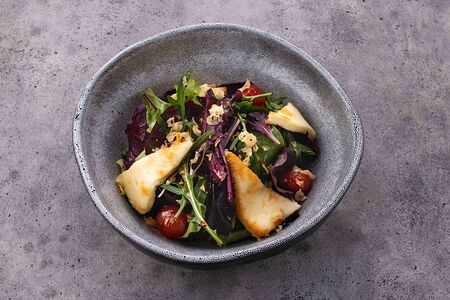 Теплый салат с халуми и песто