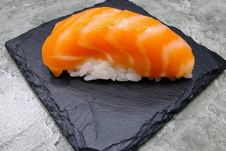 Суши с лососем