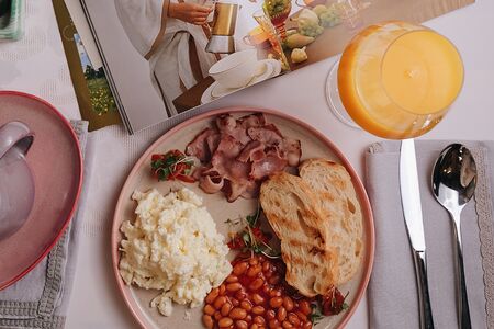 Скрэмбл с жареным беконом и фасолью классический