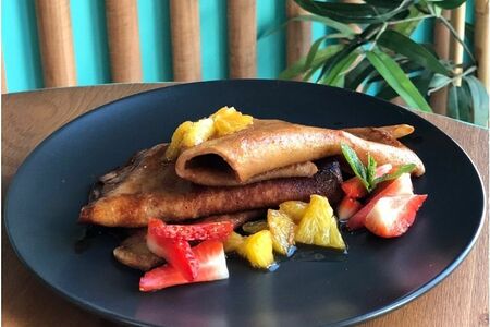 Блинчики карамелизированные с апельсином и клубникой