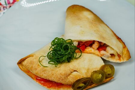 Пшеничная лепешка с курицей и овощами