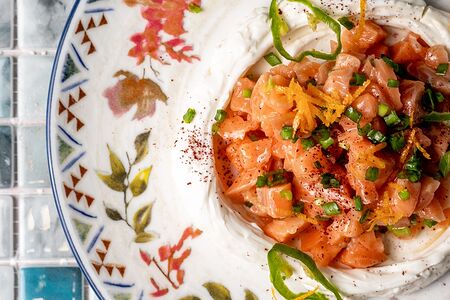 Тартар из семги на сырном муссе