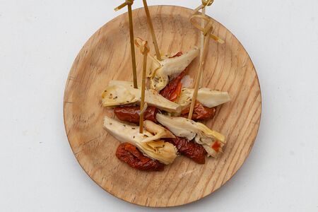 Маринованные артишоки с вялеными томатами