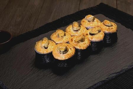 Запечённый ролл с мидиями