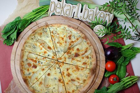 Пицца с грушей и горгонзолой