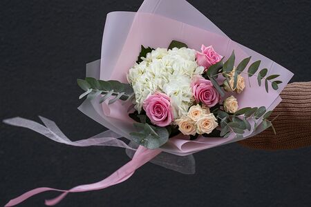 Букет цветов гортензия с розами Розовое облако