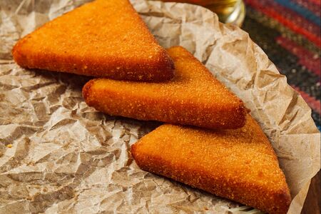 Сулугуни, жаренный в сухарях