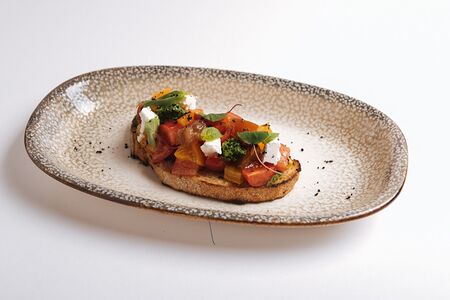 Брускетта спелые томаты, домашняя брынза и базилик