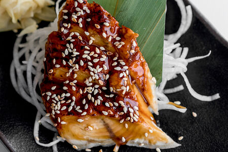 Сашими Угорь