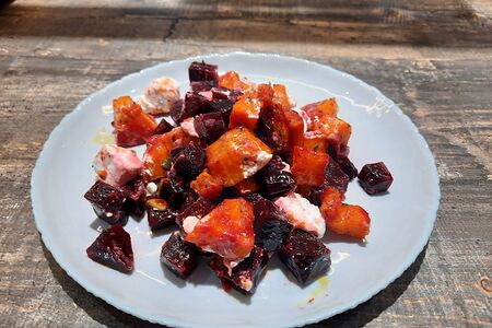 Салат с запечённой тыквой, свеклой