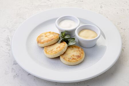 Сырники со сметаной и сгущенкой