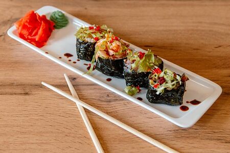 Гункан с креветкой