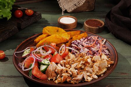 Большая шаурма на тарелке