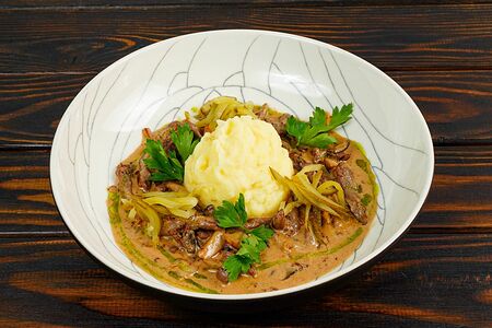 Бефстроганов с картофельным пюре и грибами