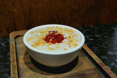 Овсяная каша с клубничный конфетюром