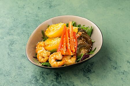 Салат с креветками Том ка Чуа