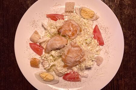 Салат цезарь с курицей