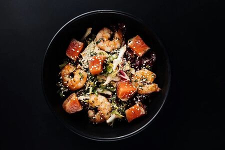 Салат с креветкой и лососем