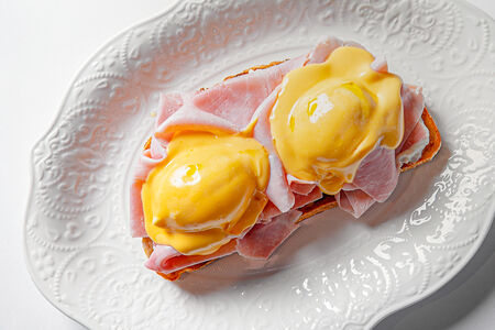 Брускетта с прошутто котто и яйцом пашот