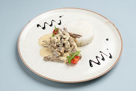 Телятина в сливочно-грибном соусе с рисом