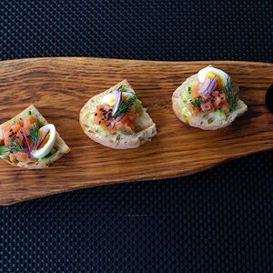 Брускетта с лососем