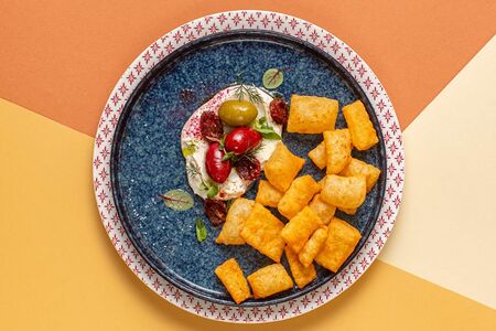 Анжелотти с сырным муссом, оливками и овощами