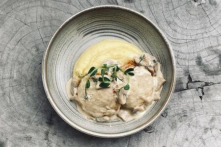 Куриные котлеты с рисом и грибным соусом