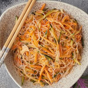 Աղցան հավի մսով և չինական Ֆն Սե լապշայով