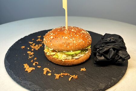 Бейгл с омлетом и авокадо