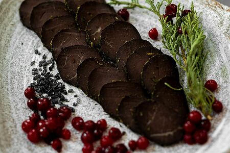 Ломтики вяленого оленя в ореховой траве