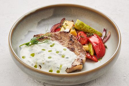 Стейк из пряной буженины с соусом из грибов и овощами гриль