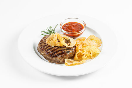 Бифштекс рубленый из мраморной говядины и свиной шеи с луком фри