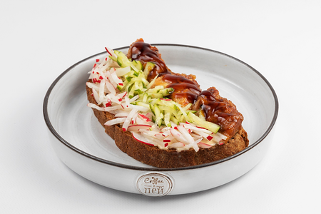 Брускетта с угрем и хрустящими овощами