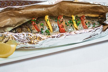 Форель, запеченная с томатами и лимоном