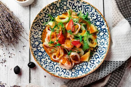 Салат с морепродуктами и соусом том-ям