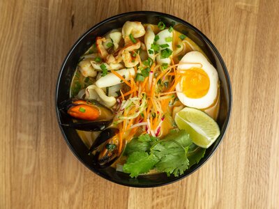Сингапурская карри-лакса с морепродуктами
