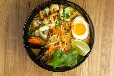 Сингапурская карри-лакса с морепродуктами