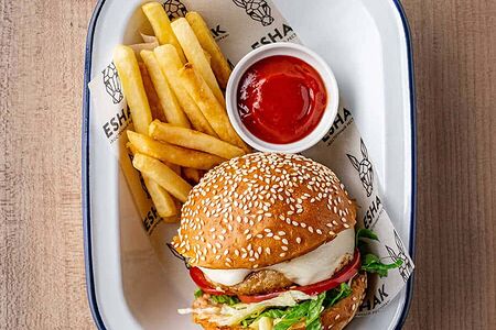 Бургер с куриной котлетой и фри