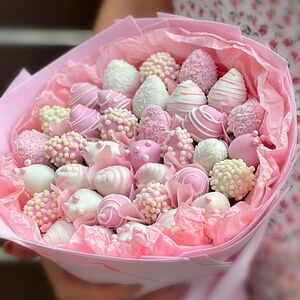 Букет из клубники в шоколаде розовый Choco Berry Dream