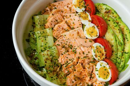 Микс-салат с подкопченным лососем, авокадо и стружкой из тунца