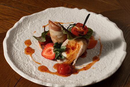 Рулет из куриной грудки в беконе