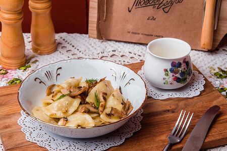 Вареники с картофелем, грибами и жареным луком