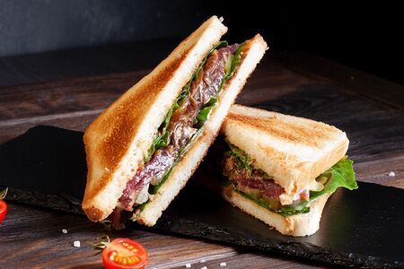 Сэндвич с ростбифом и маринованным луком