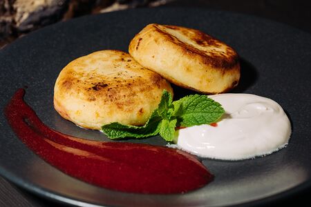 Сырники с копченной сметанной и клубничной чатни