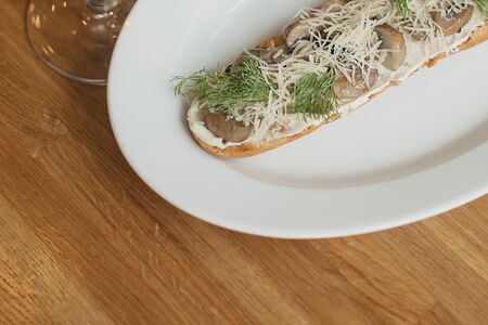 Брускетта с грибами